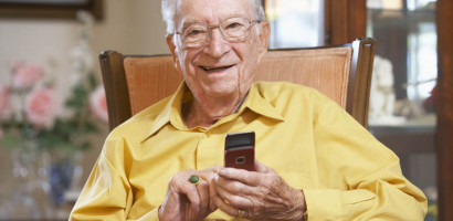 A 100 éves legendás orvos nem tudna mobiltelefonja nélkül élni